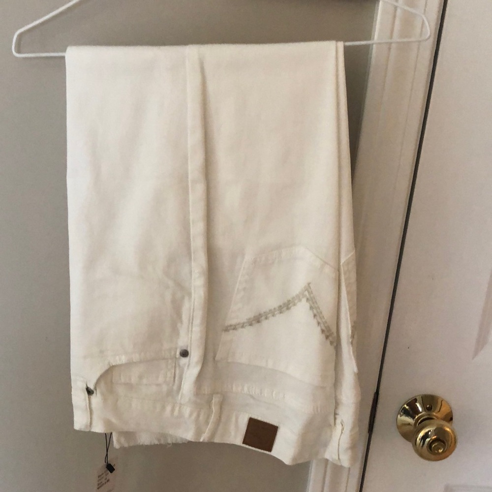 Suzanne Betro white jeans stretch